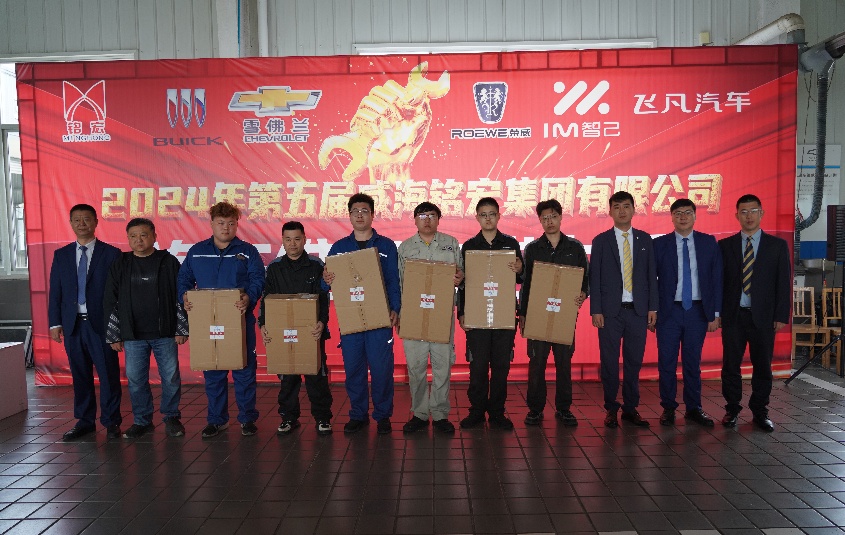 分公司總經(jīng)理鄒高明、周恩殿、王泉、董超、楊群為鼓勵獎頒獎_副本.jpg 分公司總經(jīng)理鄒高明、周恩殿、王泉、董超、楊群為鼓勵獎頒獎_副本.jpg